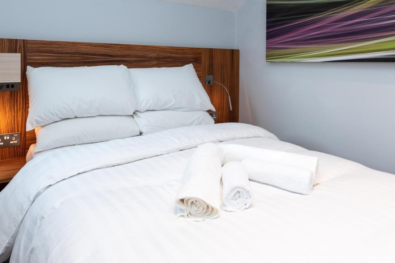 Uno Hotel Heathrow Windsor Slough Bagian luar foto