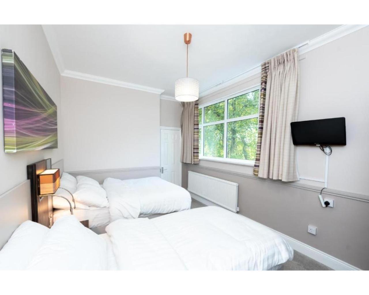 Uno Hotel Heathrow Windsor Slough Bagian luar foto